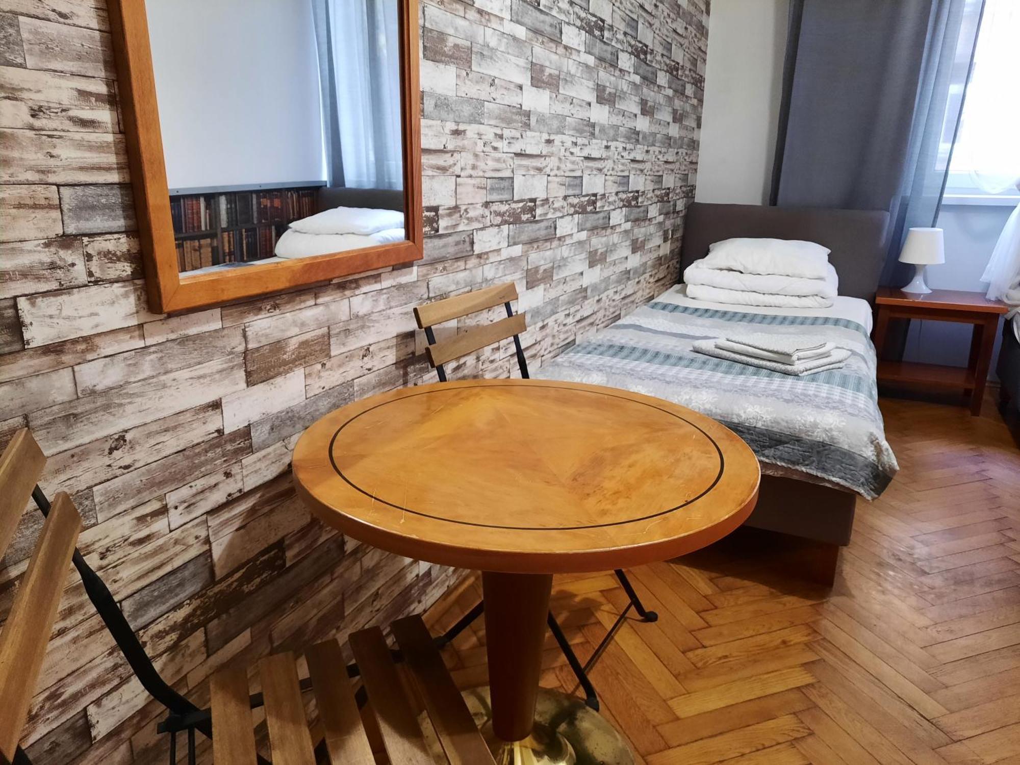 Lorf Hostel&Apartments Краков Экстерьер фото